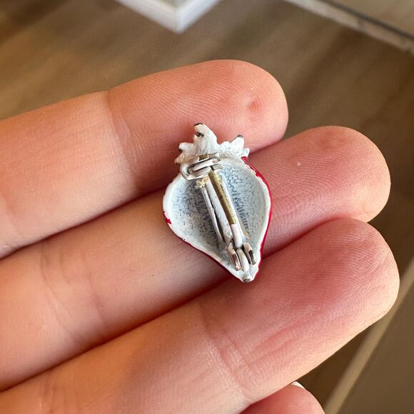 Vintage Mini Strawberry Pin Brooch Small Tiny - Picture 3 of 3